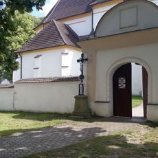Kříž před kostelem v Bošilci