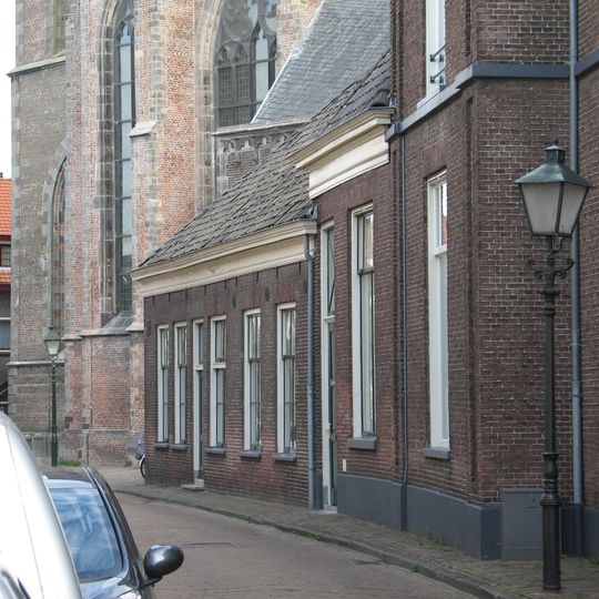 Verdiepingloos pand met voordeur met bovenlicht