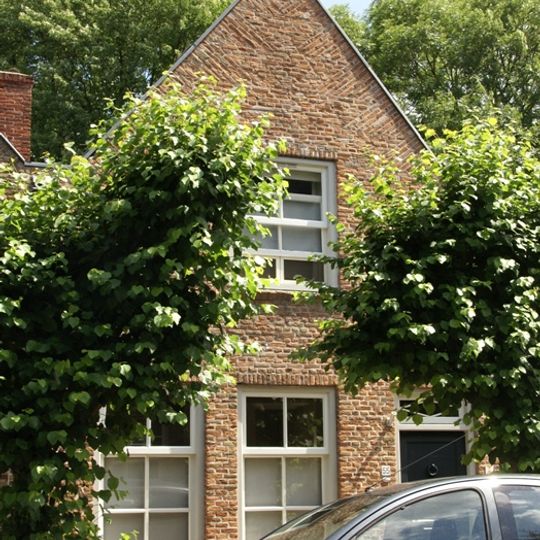 Huis onder zadeldak en met aan voor- en achterzijde een topgevel