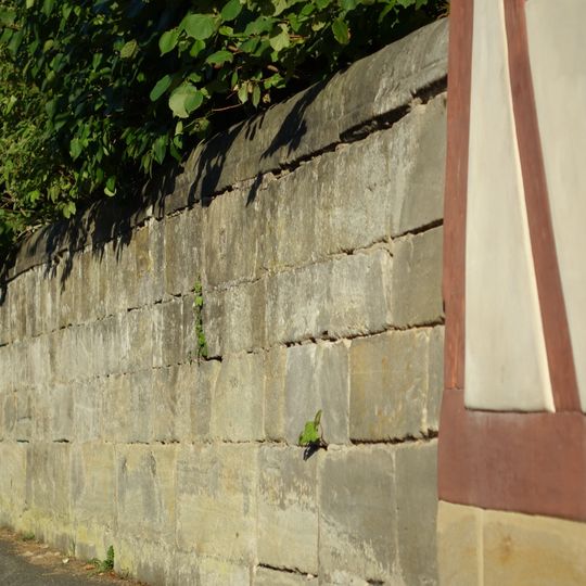 Hofmauer des Pfarrhauses in der Eschenauer Hauptstraße 26