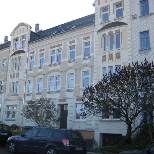 Mietshaus in geschlossener Bebauung mit Vorgarten Kaulbachstraße 6