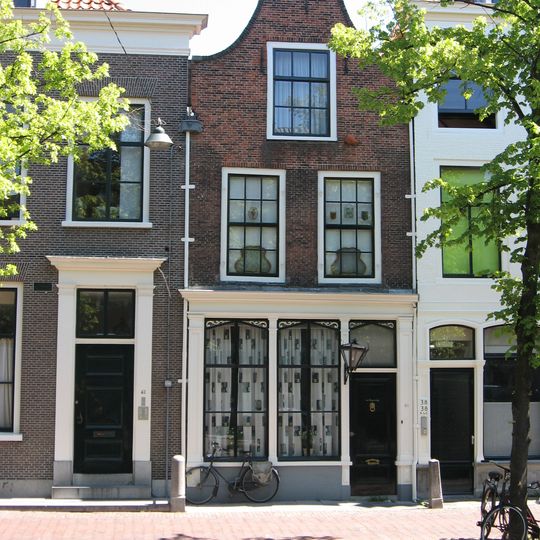 Pand met eenvoudige tuitgevel