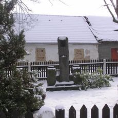 Pomník padlým v Blatnu na křižovatce