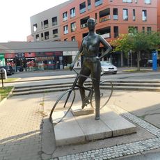 Socha cyklistky na Obchodní ulici v Uherském Hradišti