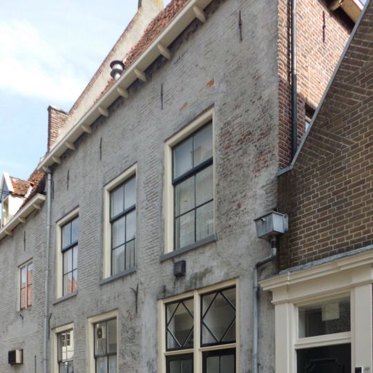 Woonhuis met half schilddak en gepleisterde gevel