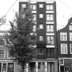 Pakhuis met gevel onder triglyfenlijst