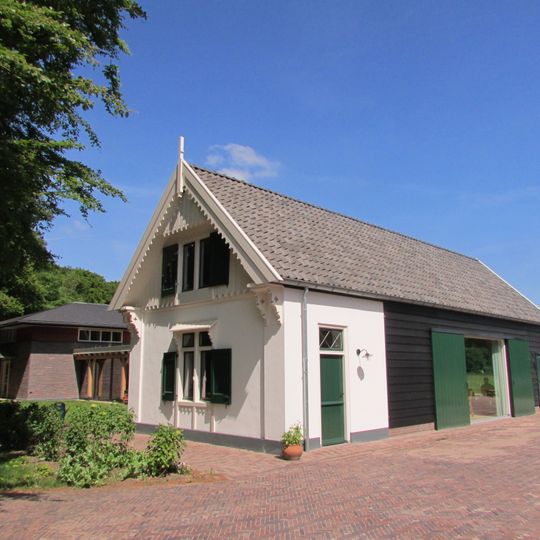 Schuur  in neoclassicistische stijl met vakwerkelementen