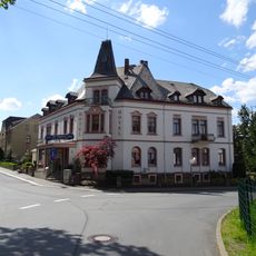 Mietshaus mit Gaststätte und Vorgarten, in Ecklage; Altenhainer Allee 8 (mit Anton-Herrmann-Straße 2)