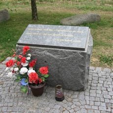 Pomník Karla Kněze u silnice z Louky do Habrovče