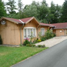 Bahnhof Garsebach; Eisenbahnstrecke Wilsdruff–Döbeln-Gärtitz; Rübenbahn (sog.); Abschnitt Wilsdruff–Meißen Triebischtal; Abschnitt Garsebach–Lommatzsch: Bahnhofsgebäude (Anschrift: Polenzer Straße 1) und ehemaliges Bahnwärterhäuschen (A