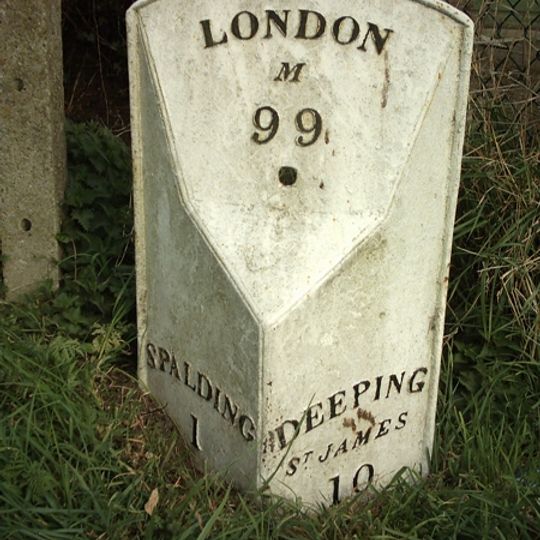 Milepost, London Road at TF24032128