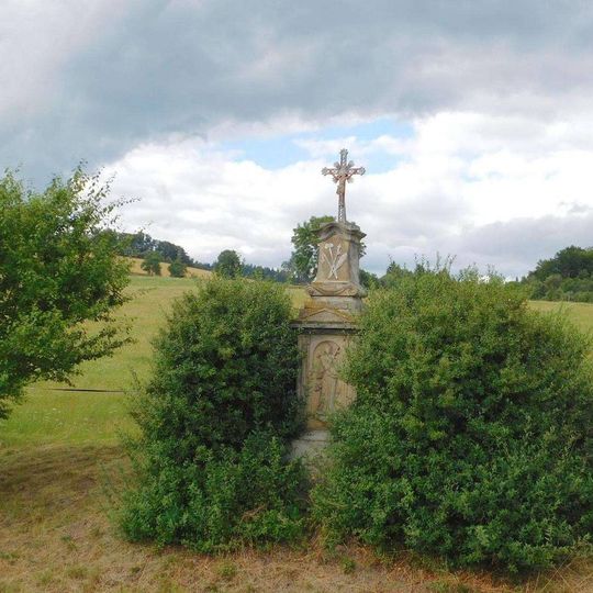 Kříž ve Svébohově na okraji obce