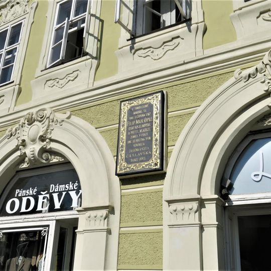 Pamětní deska Filipa Maxmiliána Opitze na domě 2/2 na náměstí Jana Žižky z Trocnova v Čáslavi