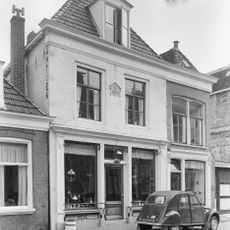 Pand met verdieping onder zadeldak met voorschild waarboven schoorsteen