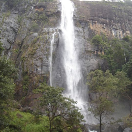 Diyaluma Falls