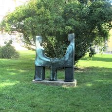 Kovová plastika Muž a žena u školy v Smetanově ulici v Chodově