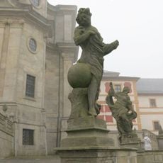 Socha Blahoslavení tiší na ochozu schodiště ke špitálu v Kuksu