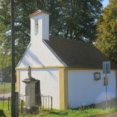 Kaple na návsi ve Vědlicích