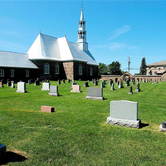Église et mur du cimetière de Saint-Mathias