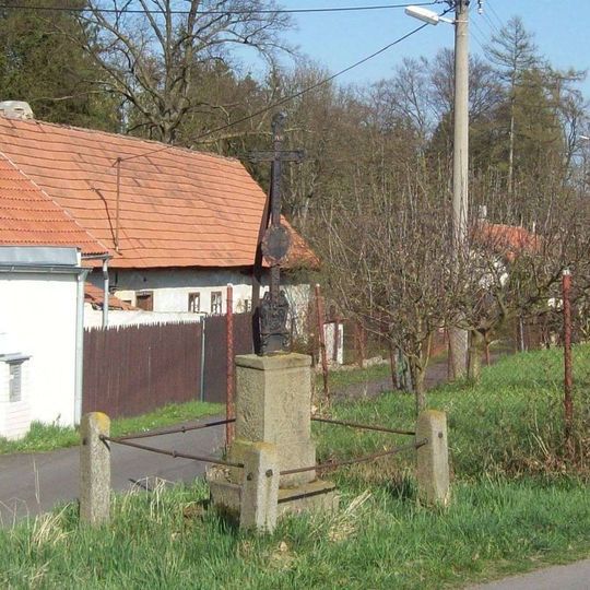 Kříž ve Stádleci u křižovatky