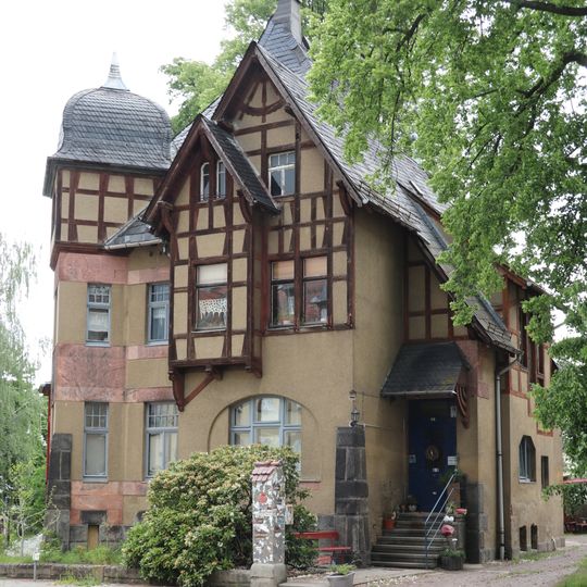 Villa mit Pforte der Einfriedung Ahnataler Platz 4