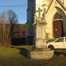 Kříž před kostelem Navštívení Panny Marie v Mnichově pod Pradědem