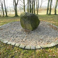 Kámen s labyrintem v areálu Astronomického ústavu v Ondřejově