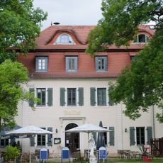 Wohnhaus in halboffener Bebauung mit Garten, Stützmauern und Resten der Einfriedung Am Plan 7