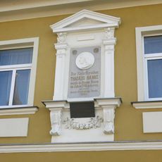 Pamětní deska Tadeáše Haenke na domě 22 na náměstí v Chřibské