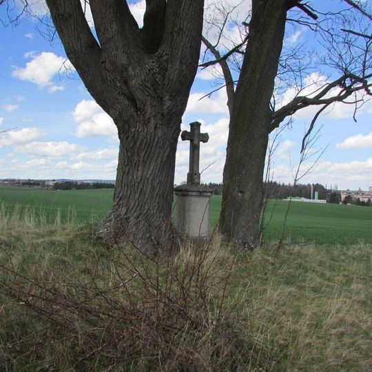 Kříž u bývalých garáží Armády České republiky severně od Pístova