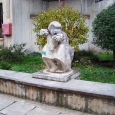 Socha ženy s hrozny v Sokolovské ulici ve Vysočanech