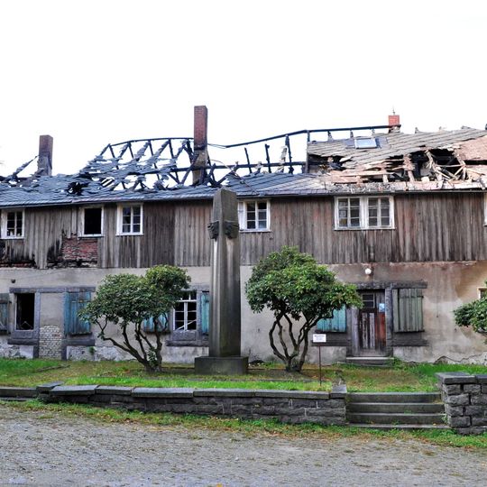 Verwaltungsgebäude des ehemaligen Steinbruchs mit Graniteinfriedung und Gedenksäule für die Opfer des Ersten Weltkrieges und der Arbeit Friedensstraße 18c, 20