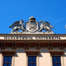 Sochy na štítu budovy Lékařské fakulty Masarykovy univerzity v Brně