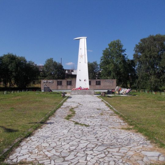 Братская могила четырех советских летчиков, погибших в воздушном бою 15 октября 1944 г.