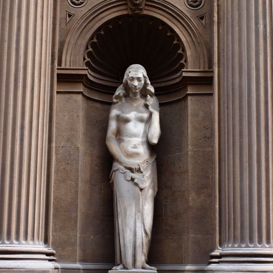 Socha ženy u vchodu do Schebkova paláce v Praze