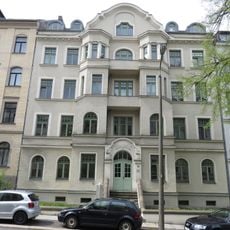 Mietshaus in geschlossener Bebauung mit Vorgarten, Einfriedung und Freitreppe Barbarossastraße 41