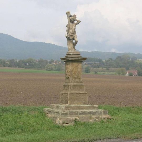 Socha svatého Šebestiána u silnice západně od Liběšic