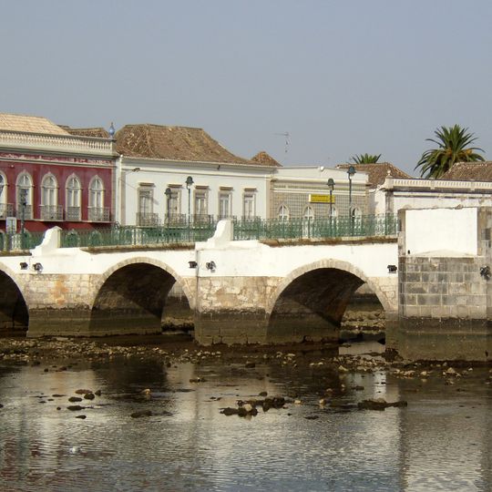 Puente Viejo sobre el Río Gilão
