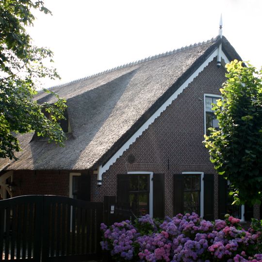 Hoeve met gave puntgevel, waarin bewerkte lijst en makelaar. Ramen uit de bouwtijd met luiken. De boerderij, die aan de achterzijde gewijzigd is, draagt een strodak