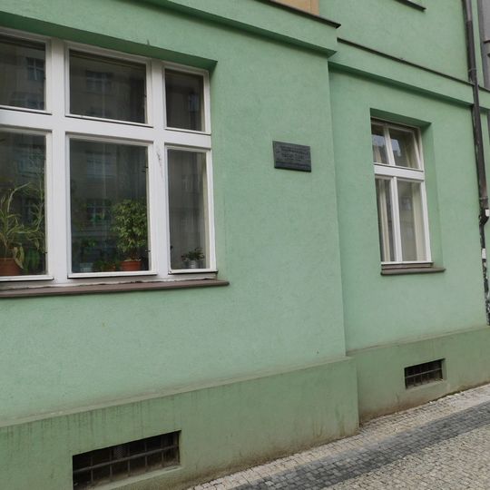 Pamětní deska Václavu Černému na domě Zelená 736/6 v Bubenči