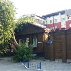 Флигель жилого дома с деревянными резными воротами (Тюмень)