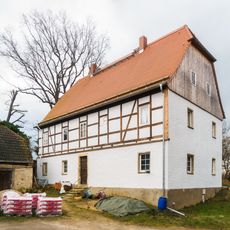 Pfarrhaus, zwei Seitengebäude, Wegepflaster zum Kirchhof, Einfriedung und Toreinfahrt eines Pfarrhofes Hangstraße 3