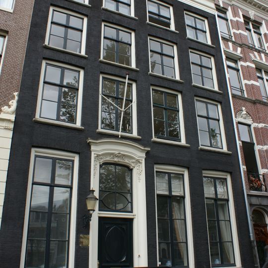 Pand met vierraamsgevel met empire deur in gesneden deuromlijsting