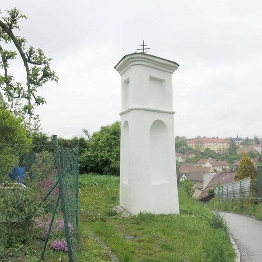 Boží muka u cesty mezi ulicemi Topolová a Na Vyhlídce v Bystřici nad Pernštejnem