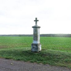 Kříž před hřbitovem v Brníkově