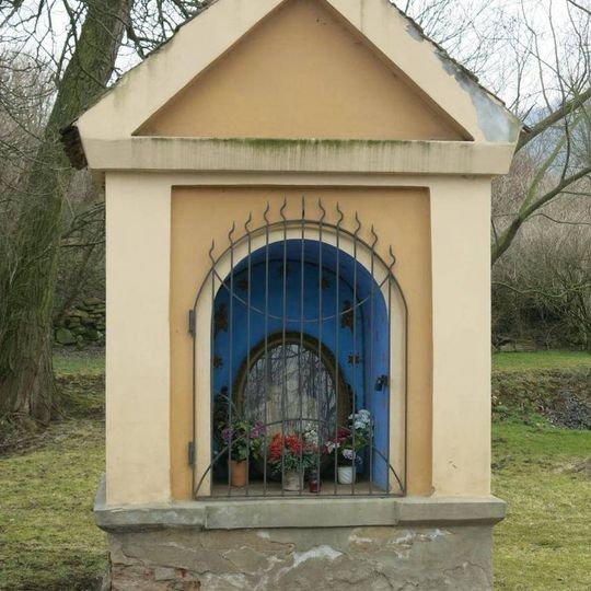 Kaplička na rozcestí na jižním okraji Liběšic