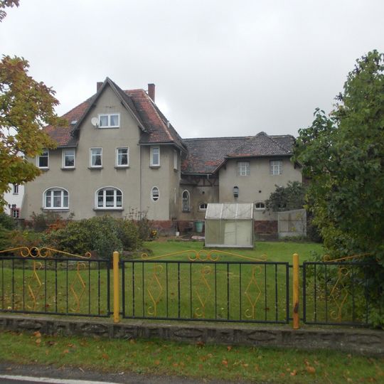 Wohnstallhaus, hakenförmiges Seitengebäude und Scheune eines Vierseithofes Obere Dorfstraße 1