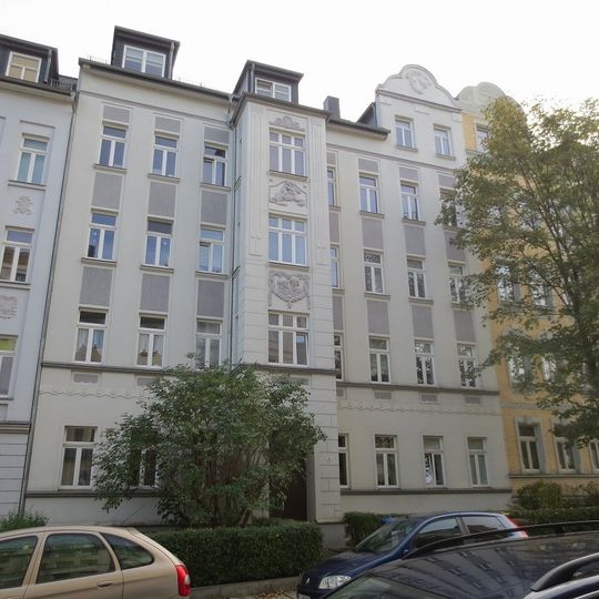 Mietshaus in geschlossener Bebauung mit Vorgarten Altendorfer Straße 7