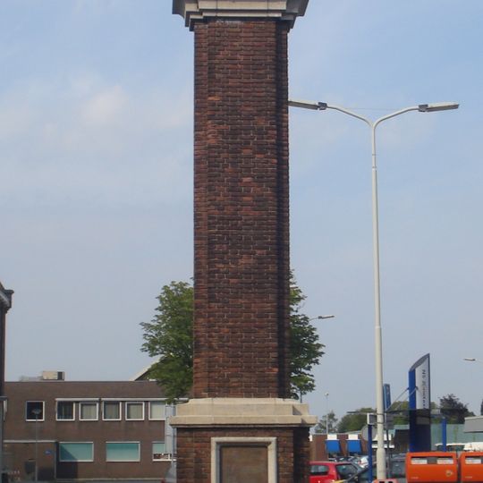 Monument bij het NS-station