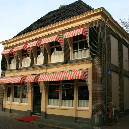 Vrijstaand eenvoudig rechthoekig pand met vernieuwde gootlijst